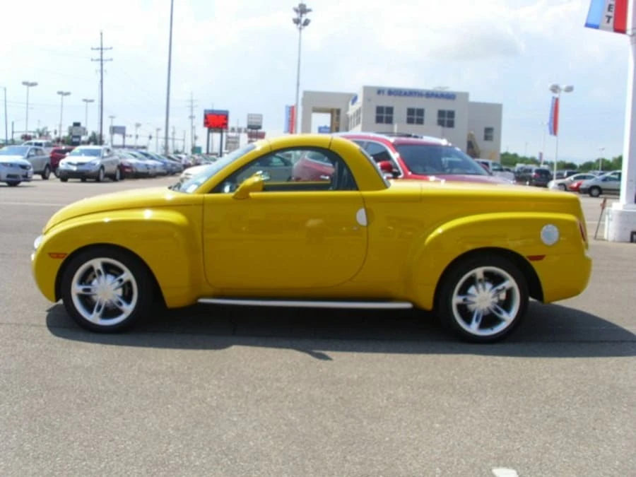 2004 Chevrolet SSR - Image 2 of 8