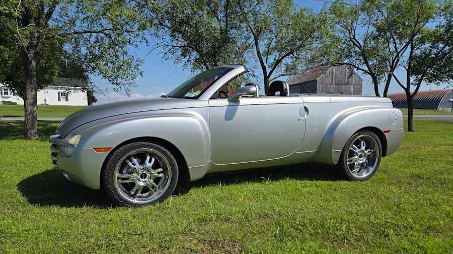 2004 Chevrolet SSR - Image 2 of 11