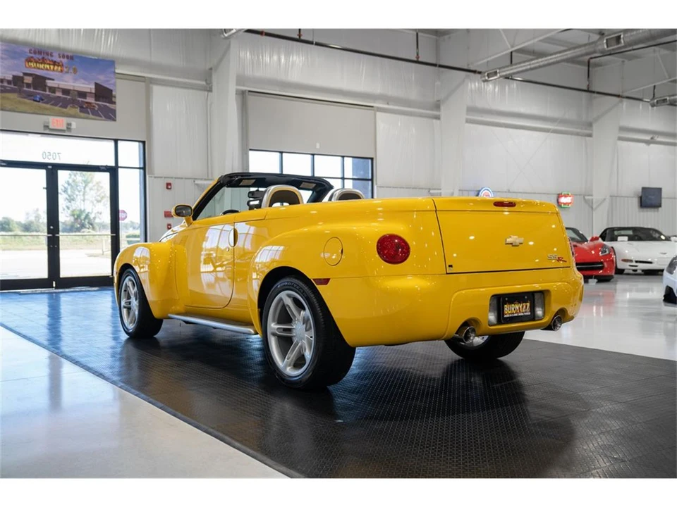 2004 Chevrolet SSR - Image 5 of 31