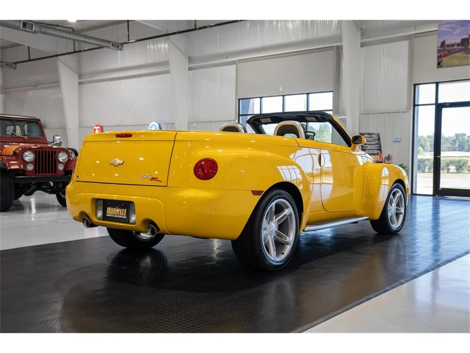 2004 Chevrolet SSR - Image 9 of 31