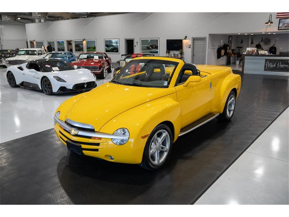 2004 Chevrolet SSR - Image 2 of 31