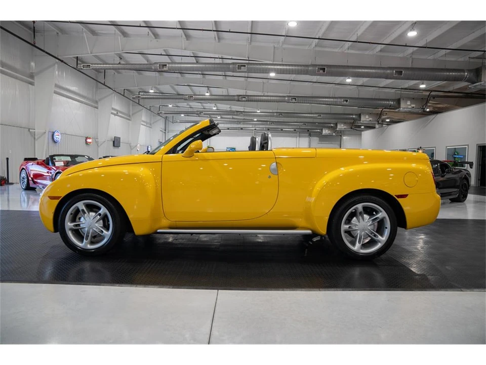 2004 Chevrolet SSR - Image 3 of 31