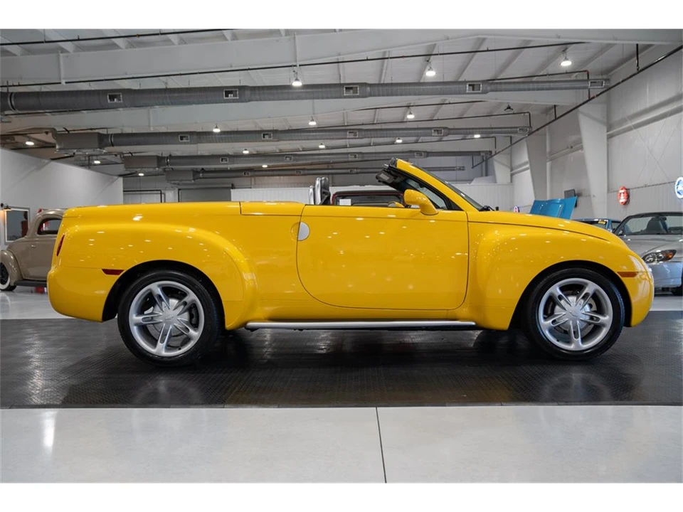 2004 Chevrolet SSR - Image 11 of 31