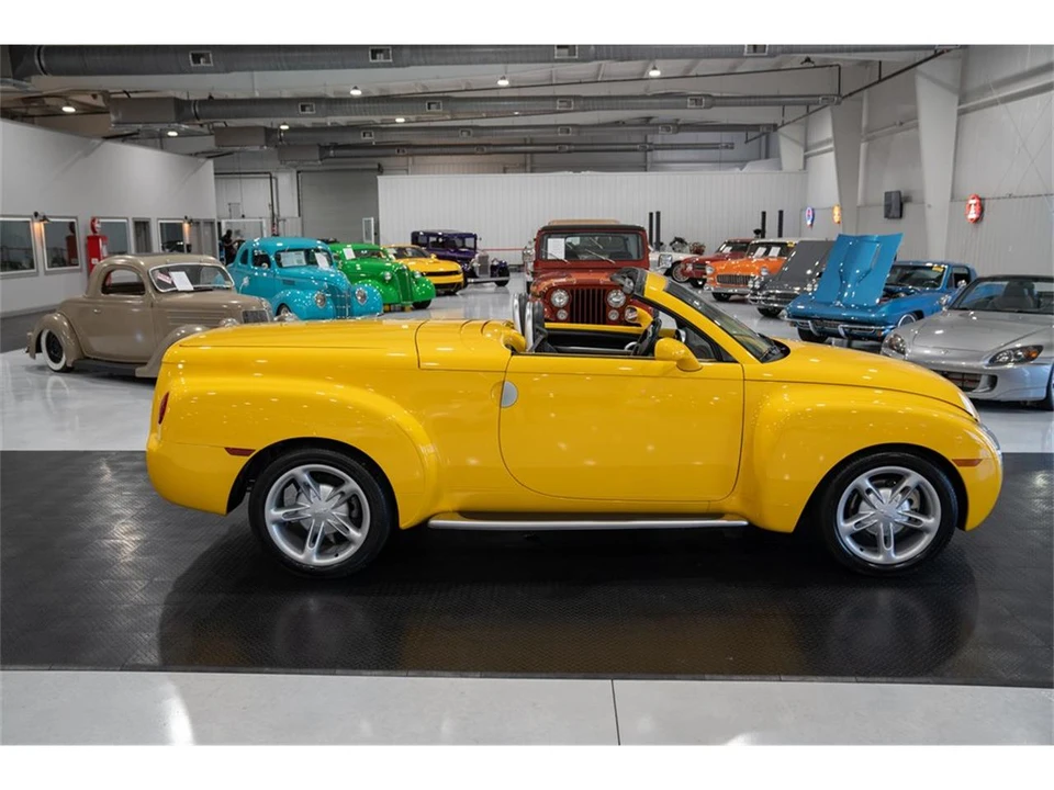 2004 Chevrolet SSR - Image 12 of 31