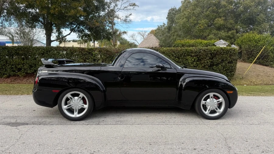 2004 Chevrolet SSR - Image 2 of 12