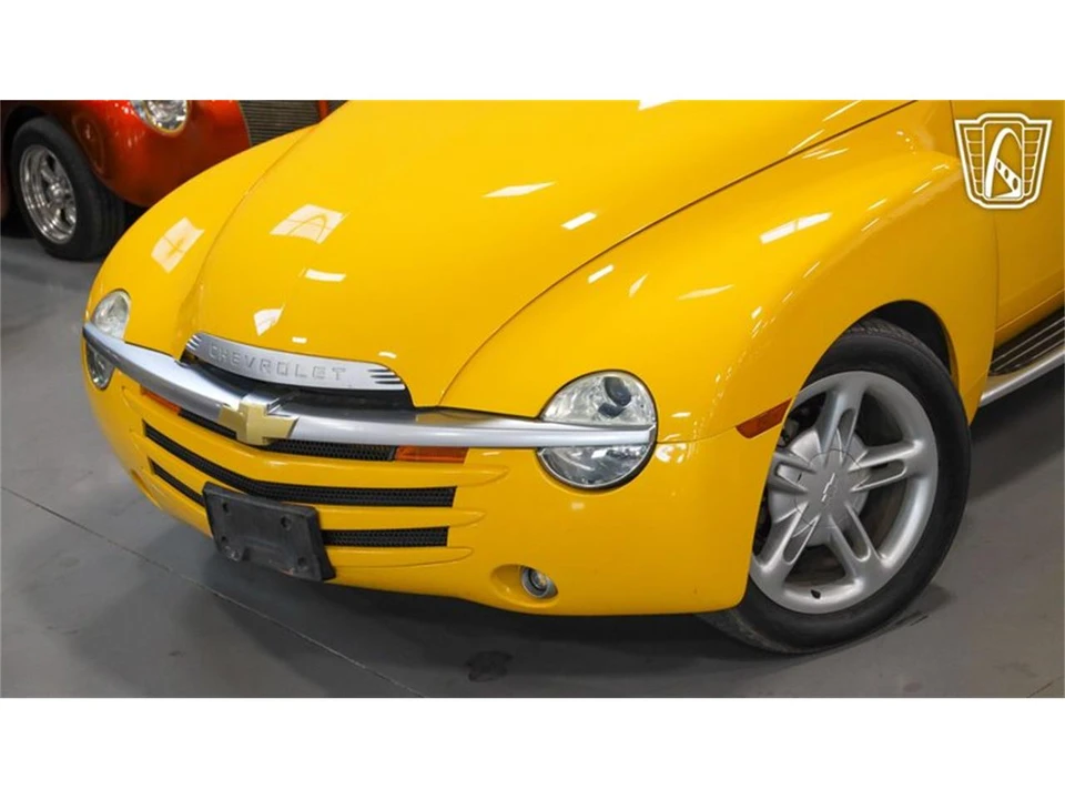 2004 Chevrolet SSR - Image 3 of 31