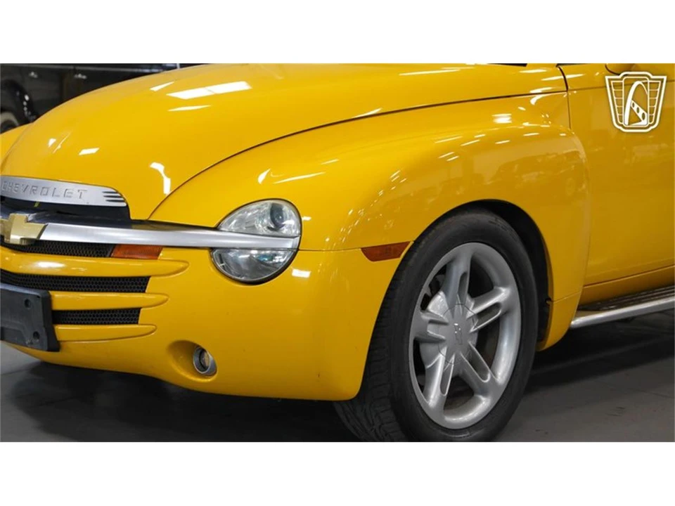 2004 Chevrolet SSR - Image 15 of 31