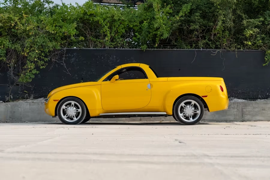 2004 Chevrolet SSR - Image 2 of 31