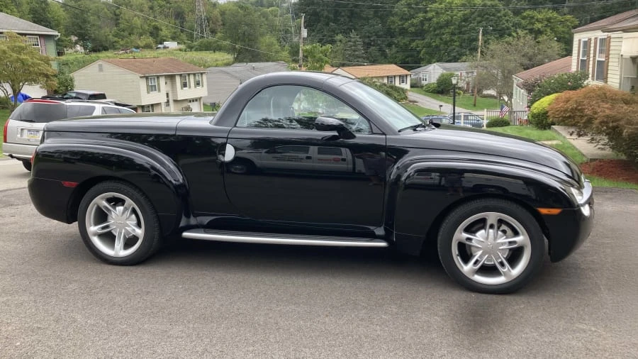2004 Chevrolet SSR - Image 2 of 31