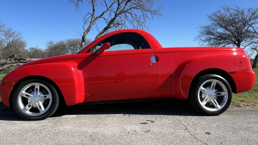 2004 Chevrolet SSR - Image 2 of 8