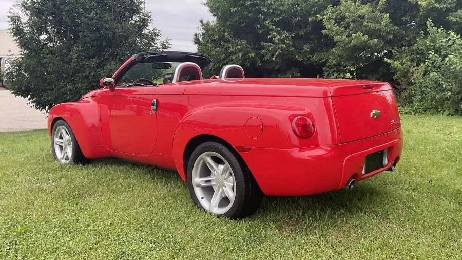 2004 Chevrolet SSR - Image 3 of 10