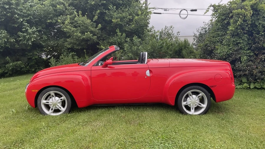 2004 Chevrolet SSR - Image 2 of 10