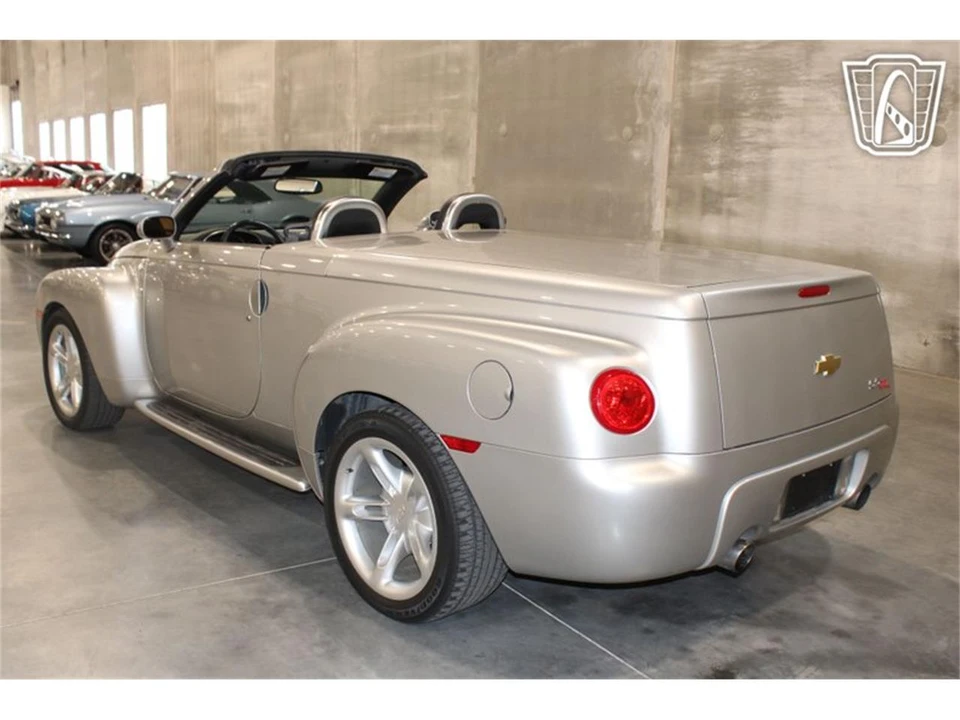 2004 Chevrolet SSR - Image 7 of 31