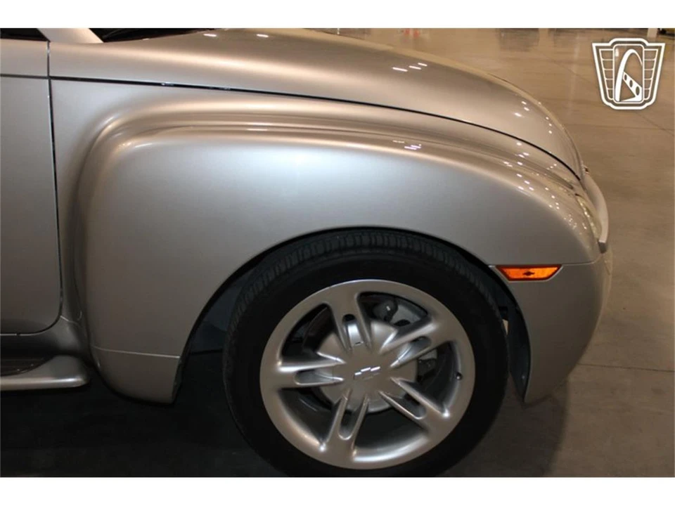 2004 Chevrolet SSR - Image 23 of 31