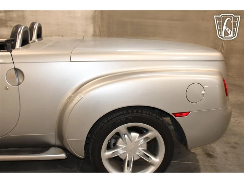 2004 Chevrolet SSR - Image 3 of 31