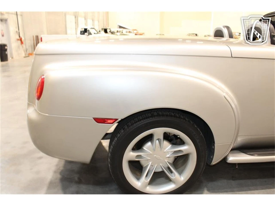 2004 Chevrolet SSR - Image 13 of 31
