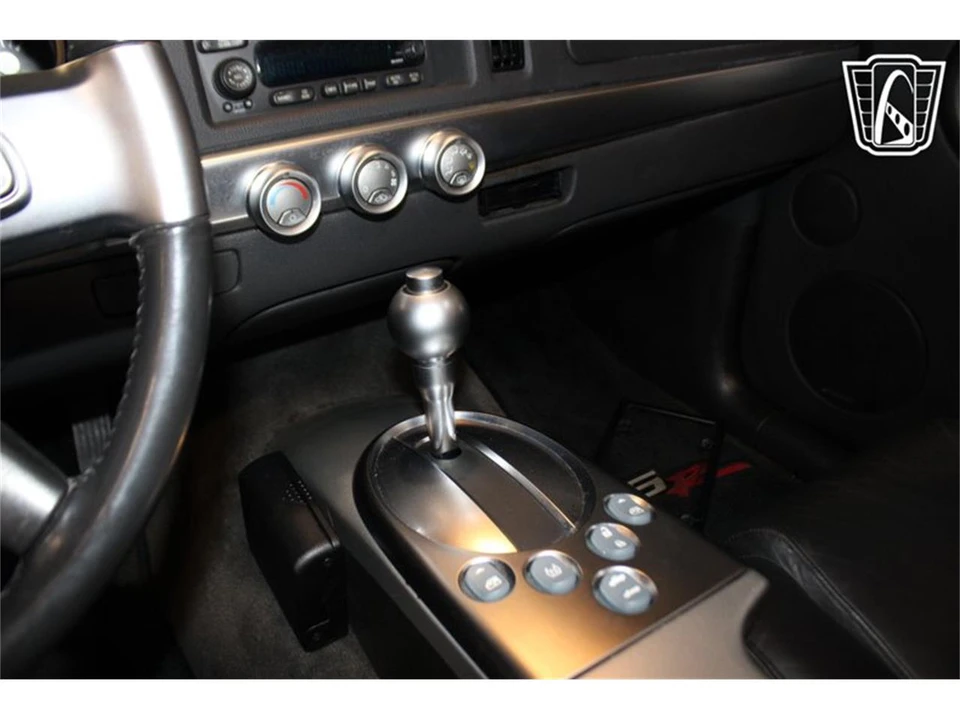 2004 Chevrolet SSR - Image 10 of 31