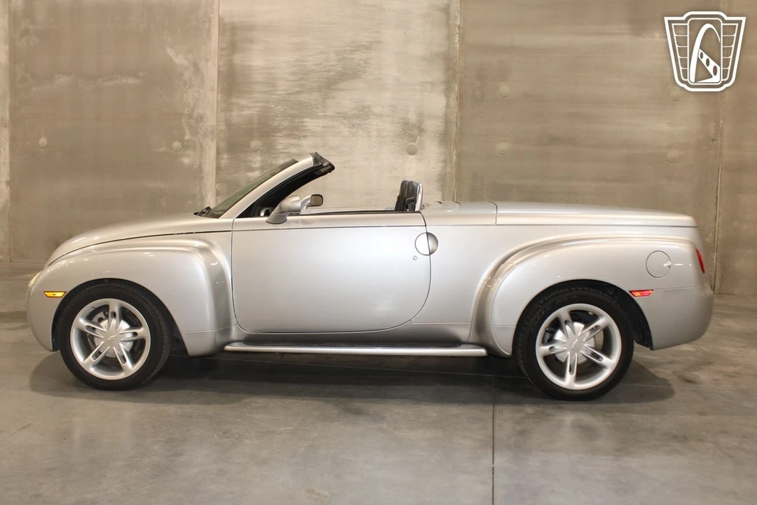2004 Chevrolet SSR - Image 3 of 12
