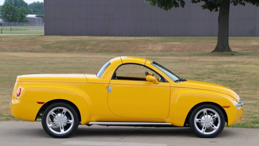 2004 Chevrolet SSR - Image 2 of 12