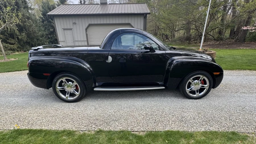 2004 Chevrolet SSR - Image 2 of 23