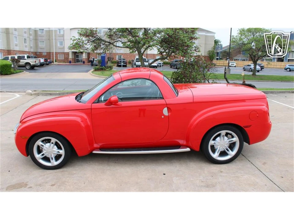 2004 Chevrolet SSR - Image 2 of 31