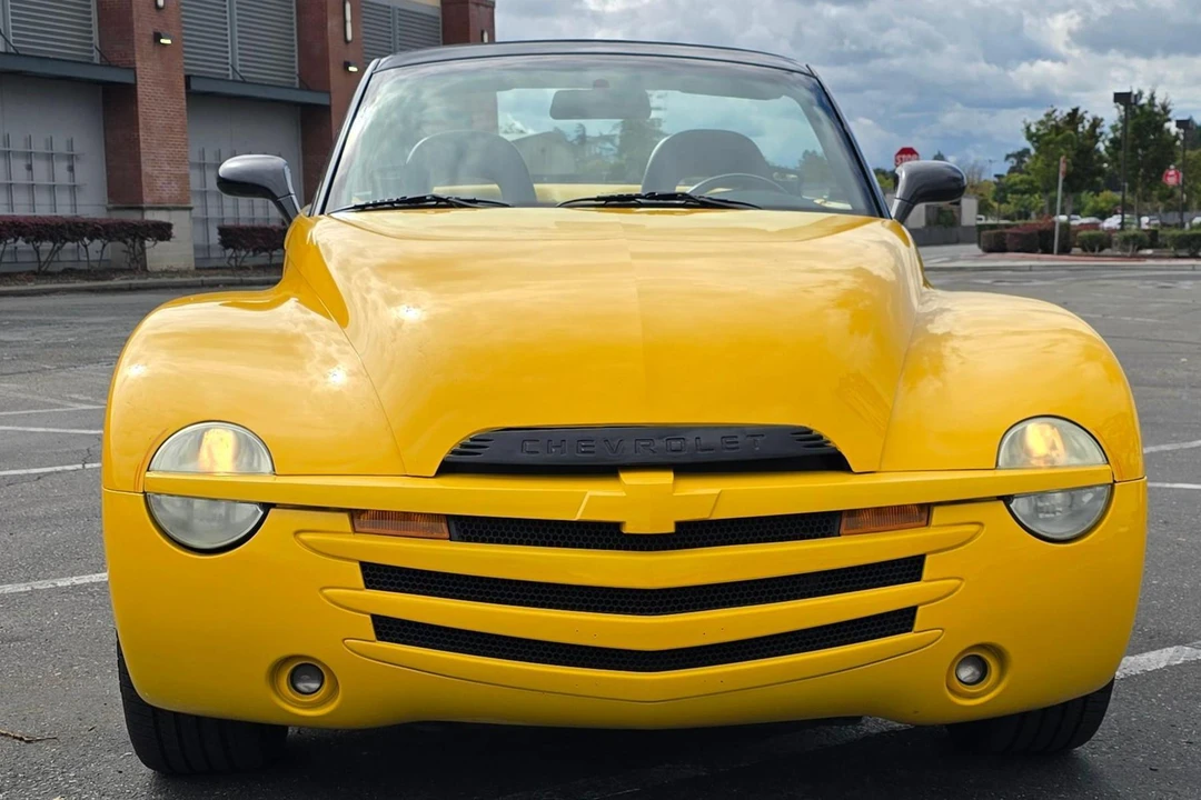 2004 Chevrolet SSR - Image 2 of 31