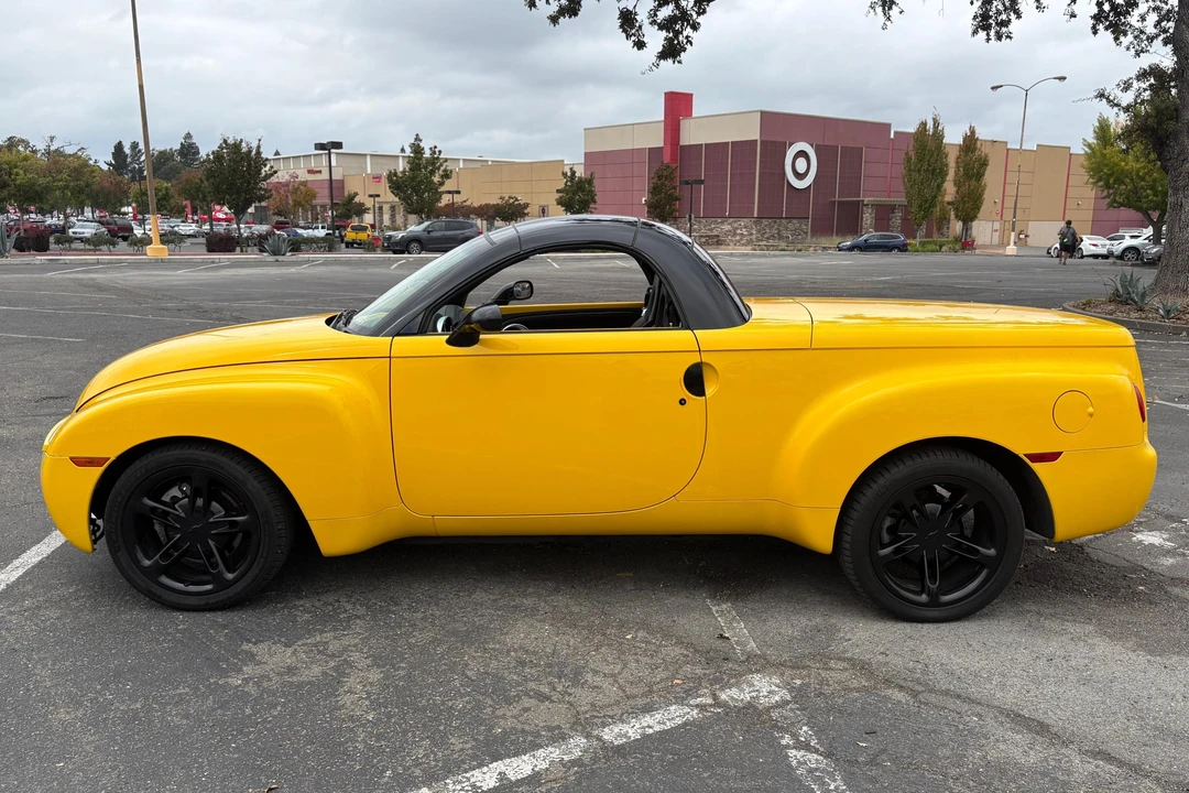 2004 Chevrolet SSR - Image 3 of 31