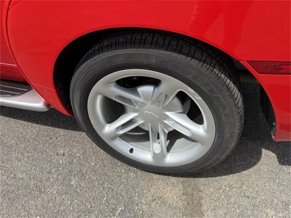 2004 Chevrolet SSR - Image 16 of 18