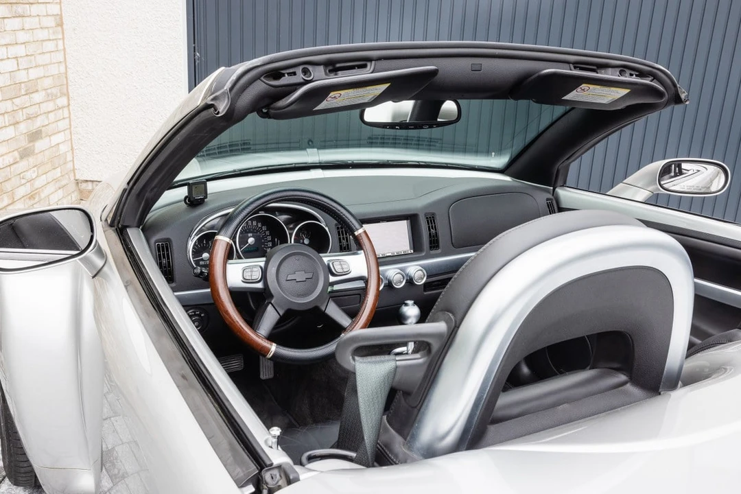 2004 Chevrolet SSR - Image 2 of 30