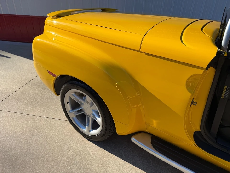 2004 Chevrolet SSR - Image 18 of 21