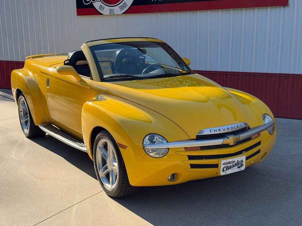 2004 Chevrolet SSR - Image 2 of 21