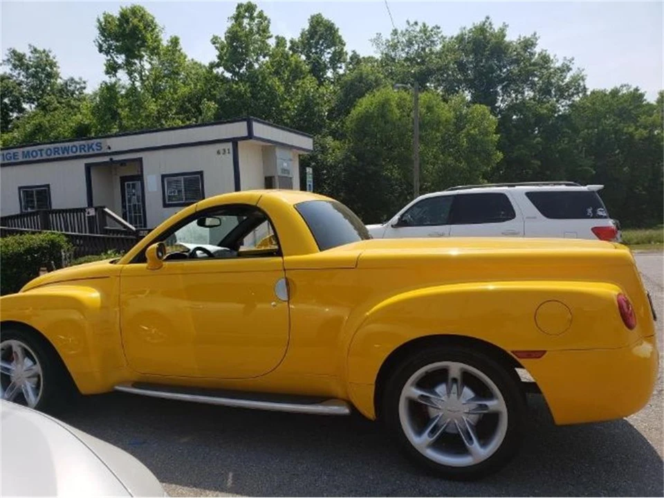 2004 Chevrolet SSR - Image 2 of 6