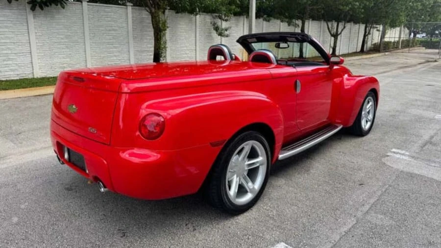 2004 Chevrolet SSR - Image 3 of 19