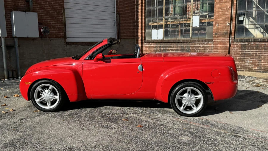 2004 Chevrolet SSR - Image 2 of 12