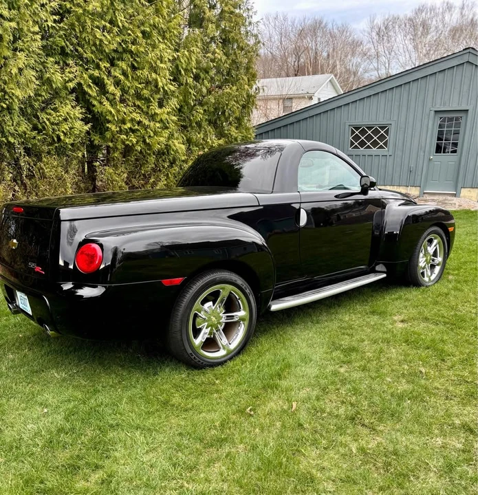 2004 Chevrolet SSR - Image 2 of 11
