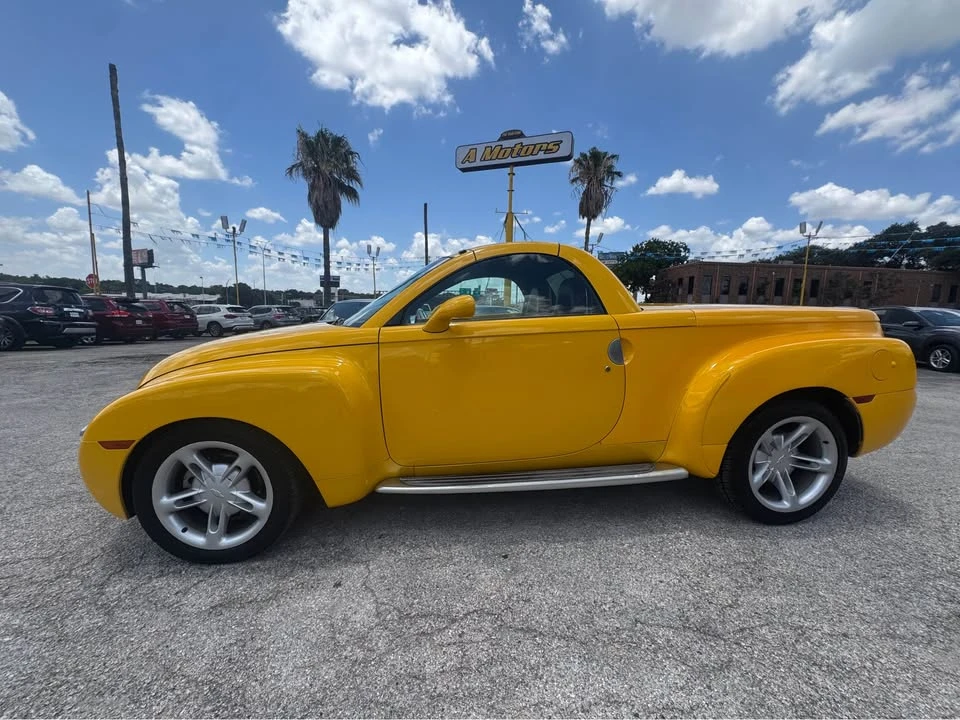 2004 Chevrolet SSR - Image 2 of 12