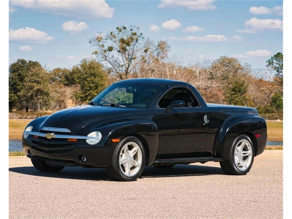 2004 Chevrolet SSR - Image 2 of 8