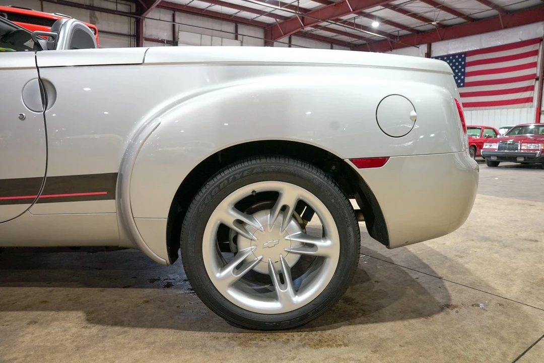 2004 Chevrolet SSR - Image 5 of 31