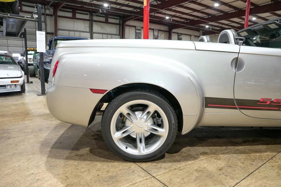 2004 Chevrolet SSR - Image 9 of 31