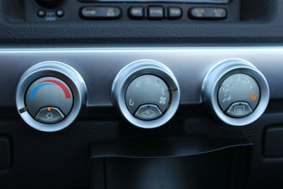 2004 Chevrolet SSR - Image 28 of 31
