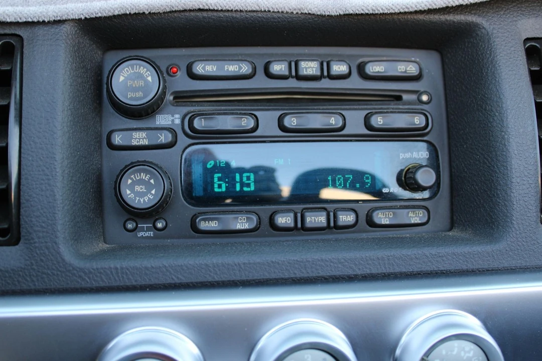 2004 Chevrolet SSR - Image 27 of 31
