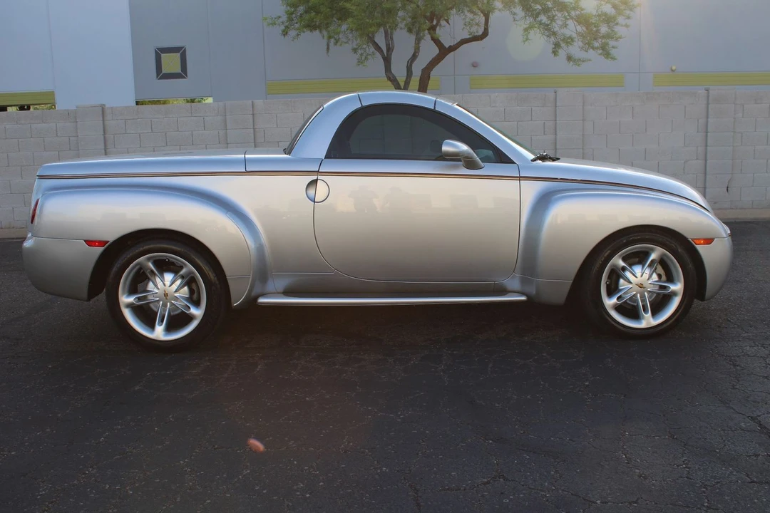 2004 Chevrolet SSR - Image 2 of 31