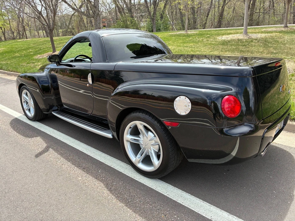 2004 Chevrolet SSR - Image 10 of 31