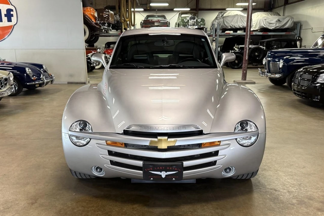 2004 Chevrolet SSR - Image 2 of 31