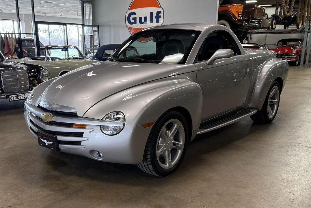 2004 Chevrolet SSR - Image 3 of 31