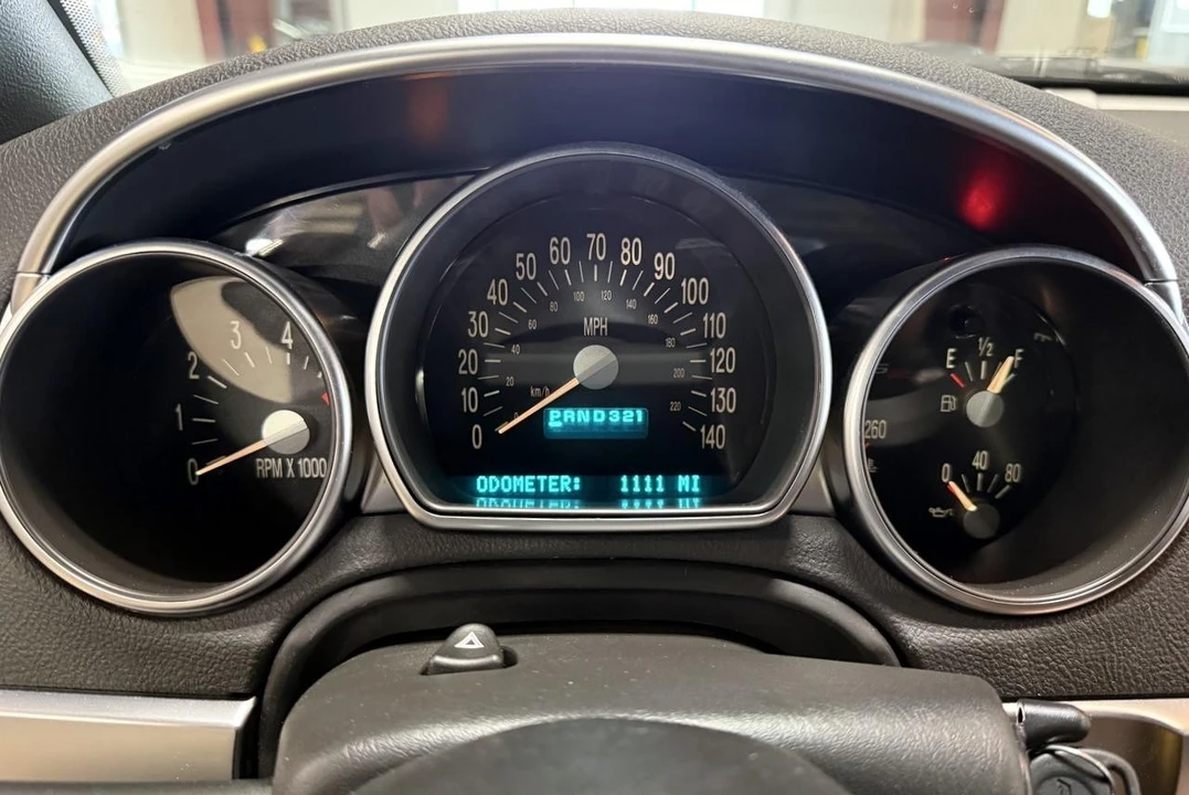 2004 Chevrolet SSR - Image 9 of 31