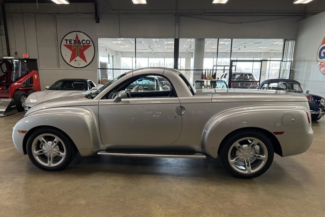 2004 Chevrolet SSR - Image 21 of 31