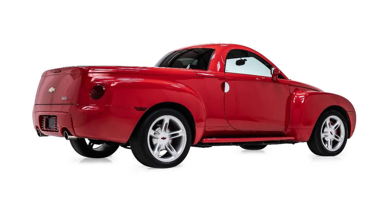 2004 Chevrolet SSR - Image 3 of 12