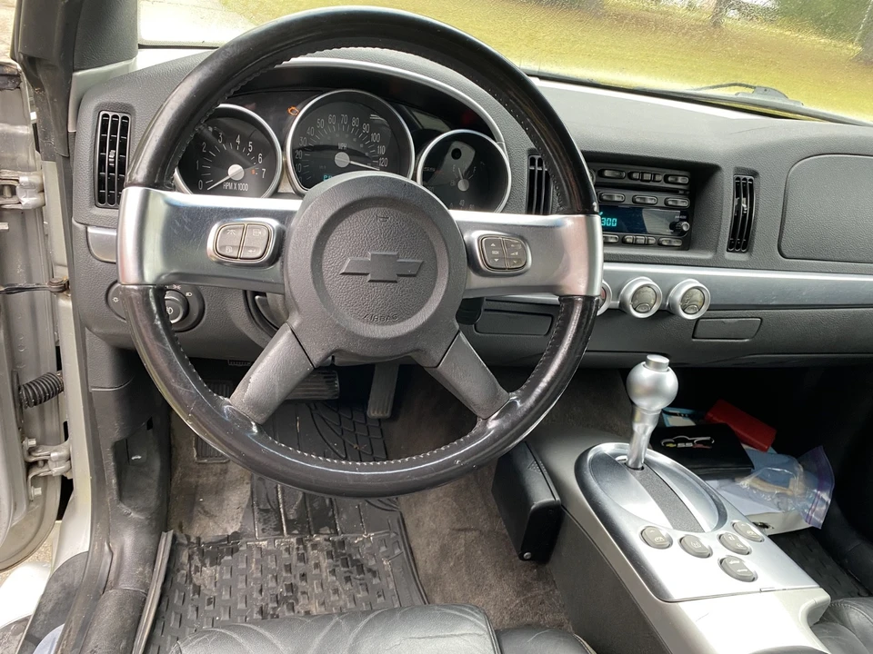 2004 Chevrolet SSR - Image 10 of 21
