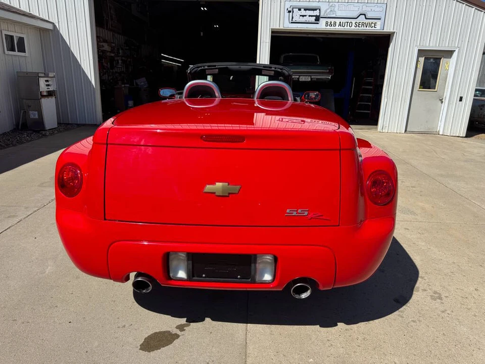 2004 Chevrolet SSR - Image 8 of 31